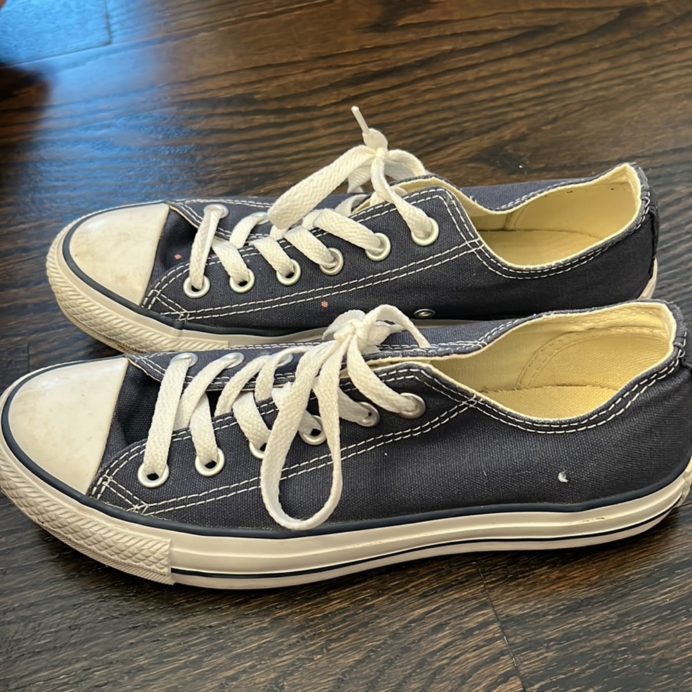 Blue Low Converse Barely Worn Size 8 - image 4
